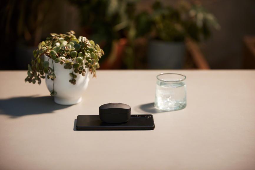 WF-1000XM4_B_In-Situ_WirelessCharging_Xperia-Large